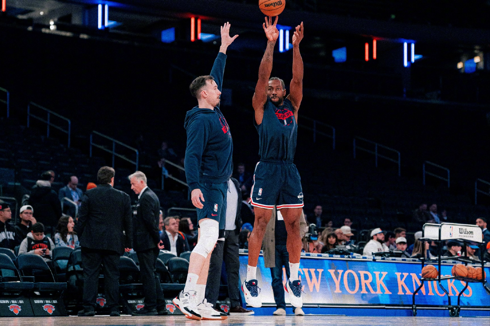 开云-伦纳德又受伤了！踩到现场观众！这一次，泰伦·卢位置不稳？