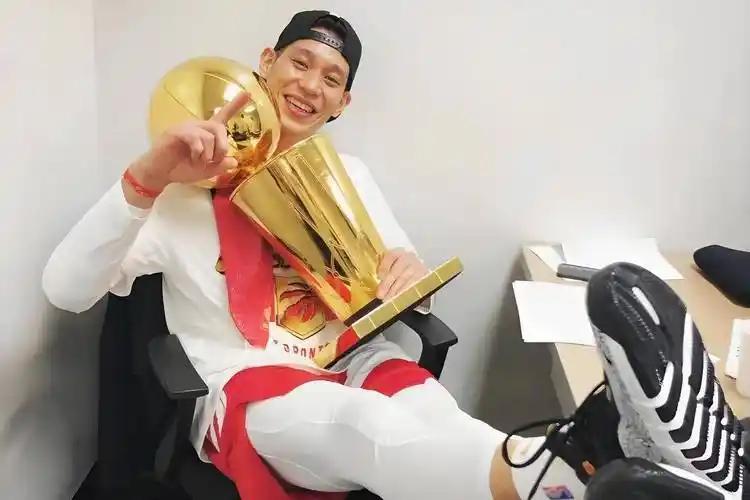 经纪人和杨毅爆料！林书豪在CBA遭国内球员恐吓，再突破就被废掉