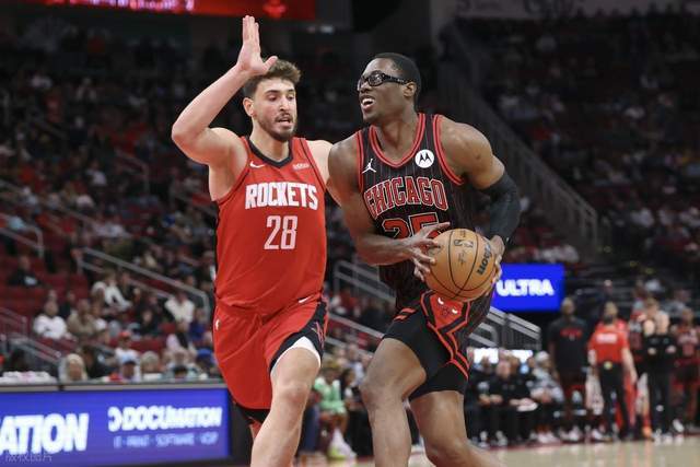 开云体育下载-拉锯战！火箭三分12中3陷被动：杜兰特12分7板，乌度卡场边生气