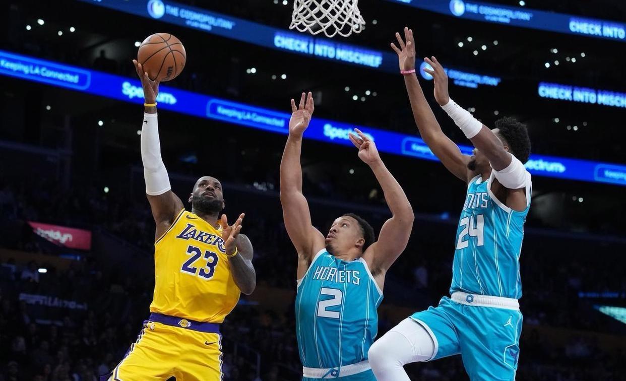 爆冷！湖人惨败东部鱼腩！詹姆斯创历史第一，东契奇空砍39分4助