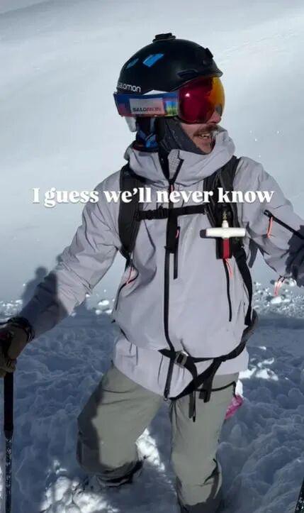 开云登录-老哥滑雪时发现雪里伸出一只脚!最终在活埋前把人挖出,惊险...