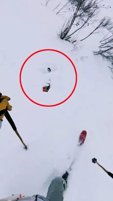 开云登录-老哥滑雪时发现雪里伸出一只脚!最终在活埋前把人挖出,惊险...