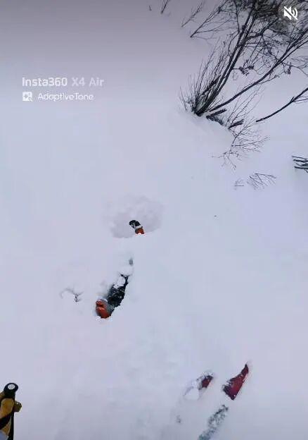 开云登录-老哥滑雪时发现雪里伸出一只脚!最终在活埋前把人挖出,惊险...