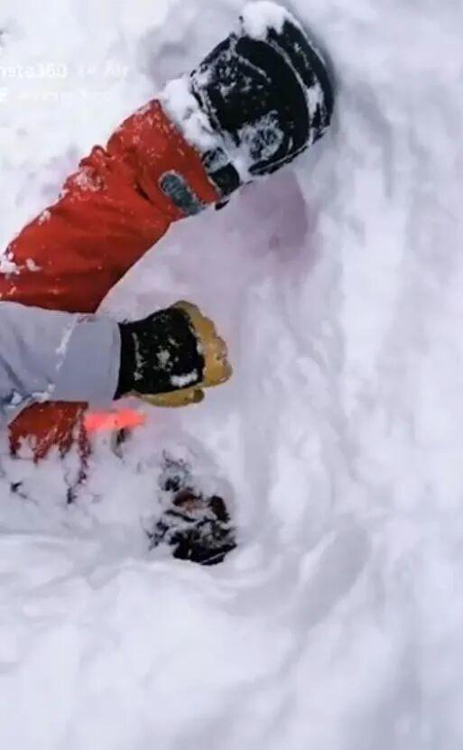 开云登录-老哥滑雪时发现雪里伸出一只脚!最终在活埋前把人挖出,惊险...