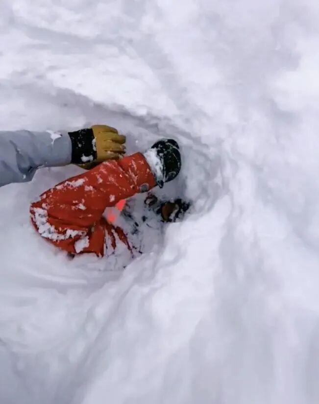 开云登录-老哥滑雪时发现雪里伸出一只脚!最终在活埋前把人挖出,惊险...