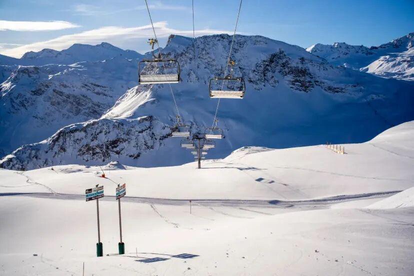 开云登录-老哥滑雪时发现雪里伸出一只脚!最终在活埋前把人挖出,惊险...