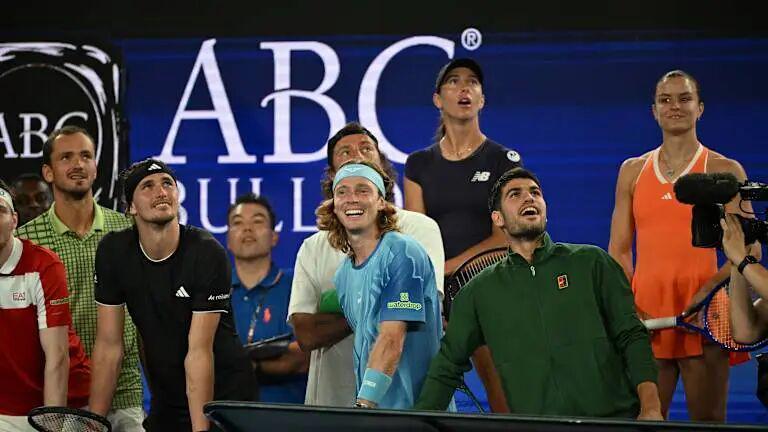 【多图回顾】澳网有自己的“全明星” :杰伦上演一动不动、辛纳阿卡观赛化身表情帝