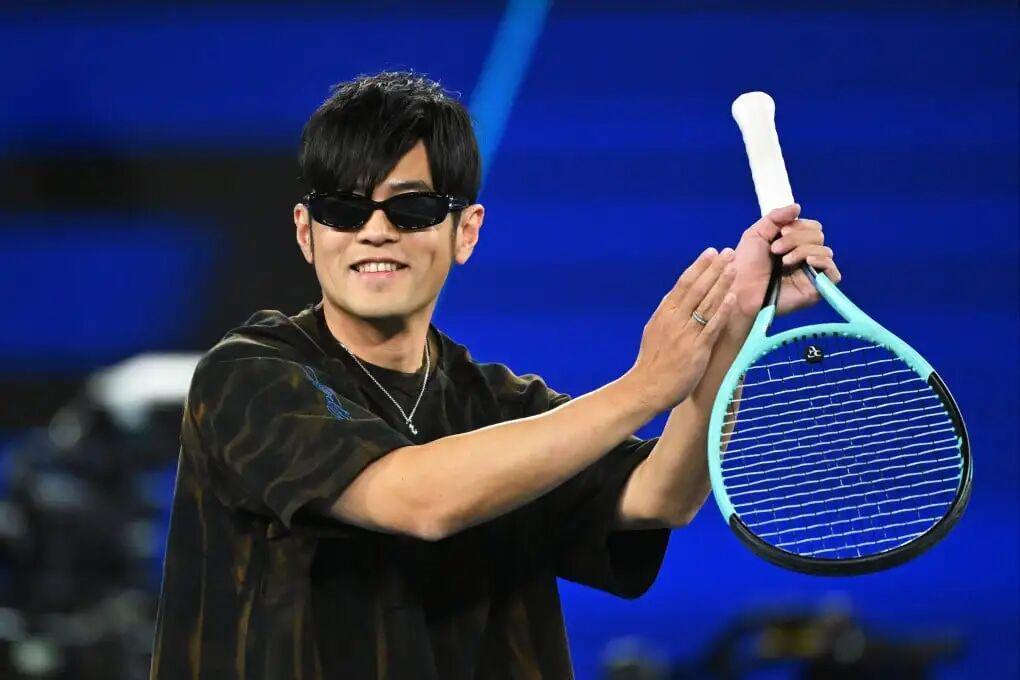 【多图回顾】澳网有自己的“全明星” :杰伦上演一动不动、辛纳阿卡观赛化身表情帝