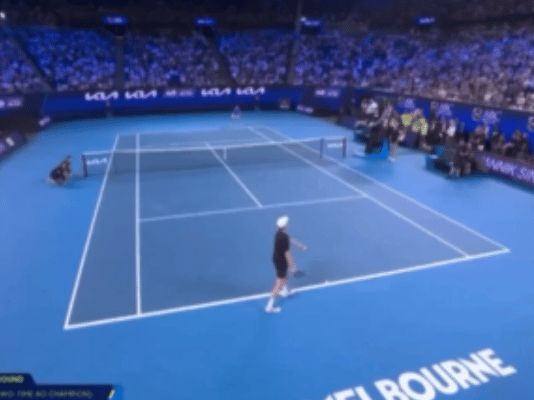 【多图回顾】澳网有自己的“全明星” :杰伦上演一动不动、辛纳阿卡观赛化身表情帝