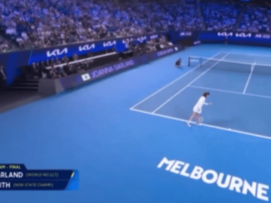 【多图回顾】澳网有自己的“全明星” :杰伦上演一动不动、辛纳阿卡观赛化身表情帝