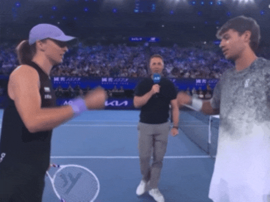 【多图回顾】澳网有自己的“全明星” :杰伦上演一动不动、辛纳阿卡观赛化身表情帝