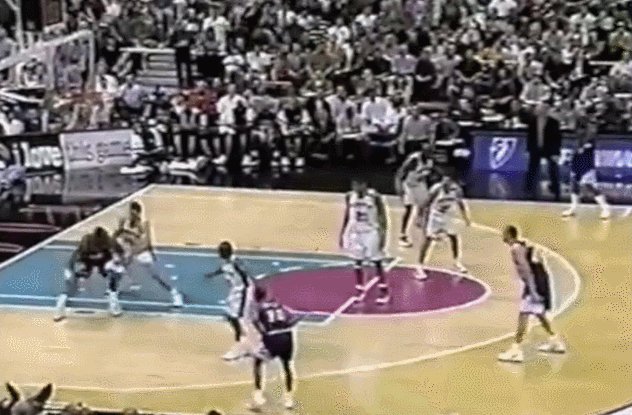 1662465899121050226.gif 开云在线-时代先驱:巨人时代的另类内线 坎普是原始字母哥