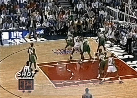 1662466020806007244.gif 开云在线-时代先驱:巨人时代的另类内线 坎普是原始字母哥