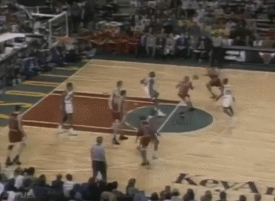 1662466015409079730.gif 开云在线-时代先驱:巨人时代的另类内线 坎普是原始字母哥